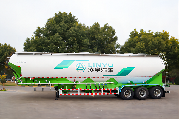 粉粒物料運(yùn)輸車的特點(diǎn)詳解！