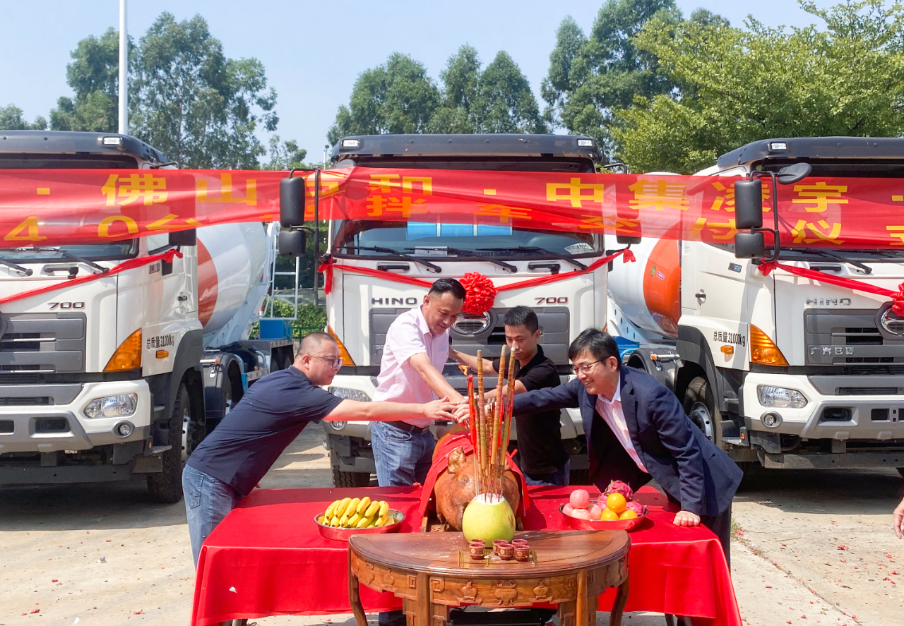 喜氣洋洋共相聚，40臺(tái)凌宇攪拌車交付大客戶！