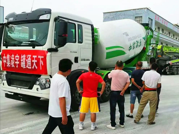 開攤啦！凌宇攪拌車“擺攤兒”湖北，客戶當(dāng)場(chǎng)下單！