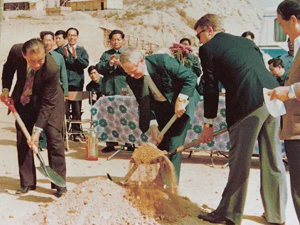 人民日?qǐng)?bào) | 麥伯良：敢闖敢試，泥路走成幸福路