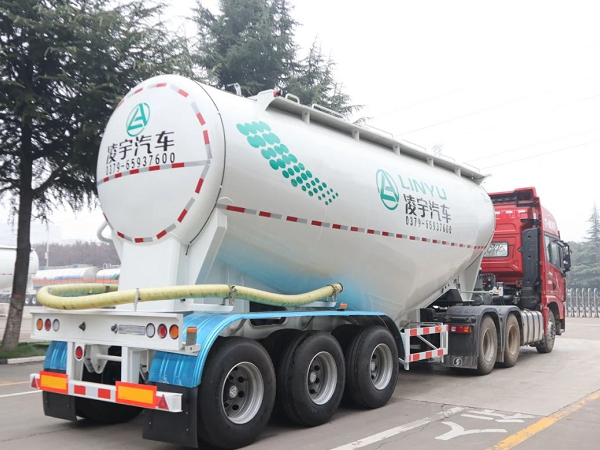 “小白罐”喜迎新搭檔，六大優(yōu)勢帶你揭秘專用牽引車