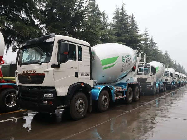 春雨濛濛，氣勢如虹！凌宇攪拌車震撼發(fā)車！